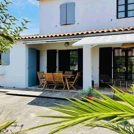 Gisele A Villa *
